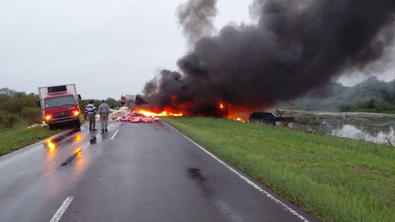 馃敶 POLICIALES | Tr谩gico accidente en Ruta 4: dos camiones se incendiaron y hay una v铆ctima fatal