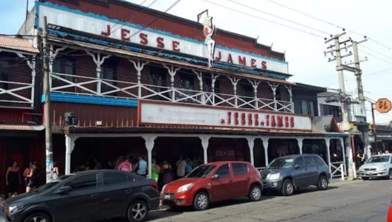El adiós a un icono de isidro Casanova: comenzó la demolición de Jesse James y estallaron las redes
