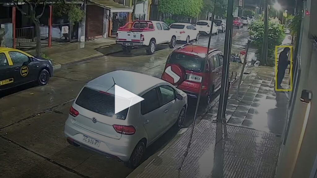 El ladrón quedó registrado en una cámara de seguridad entrando a la casa.