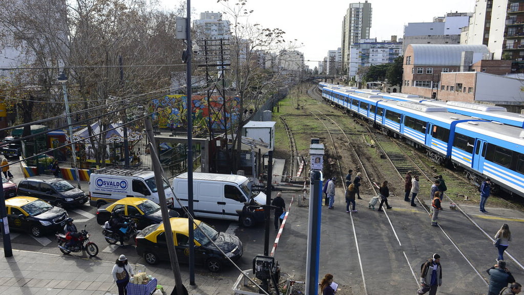 Tren Sarmiento, Viaducto en CABA, pasos a nivel, barreras