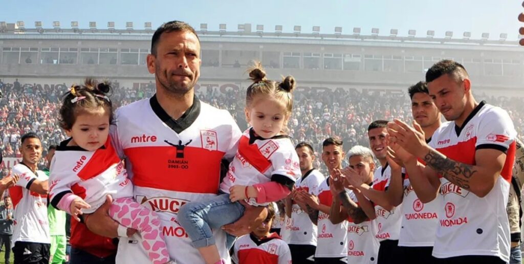 Damián Akerman Deportivo Morón Partido Despedida Estatua