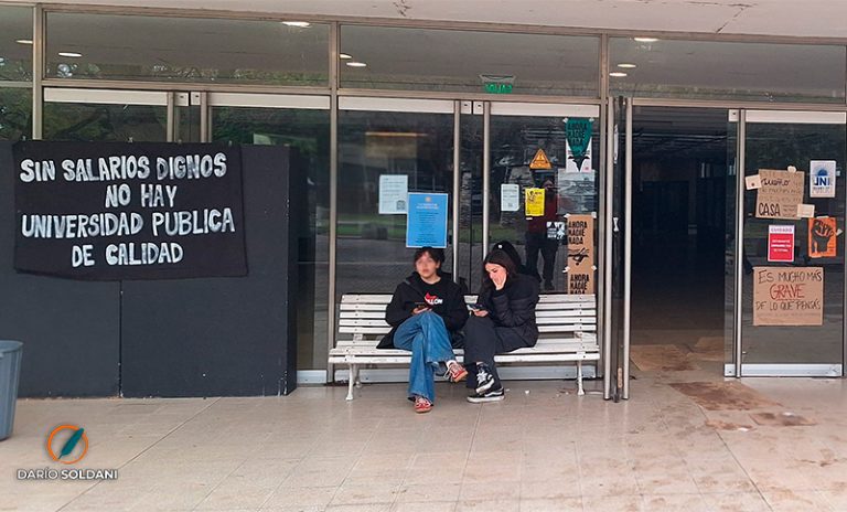 Por la crisis, cada vez son más los estudiantes universitarios que deben trabajar