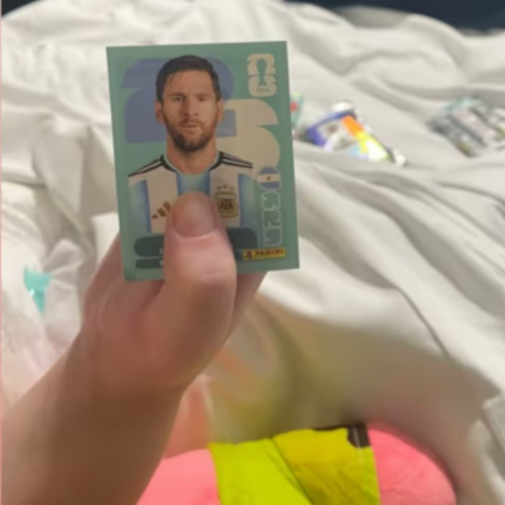 La manito de Bastian Jerez sosteniendo la figu de Lkionel Messi. Un momento de alegría y felicidad para el chico que sigue internado y fue operado 11 veces en cuatro meses.