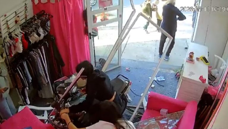 Video de un milagro en Caseros: dos chicas de 14 años iban en moto, se metieron en un comercio y lo destruyeron