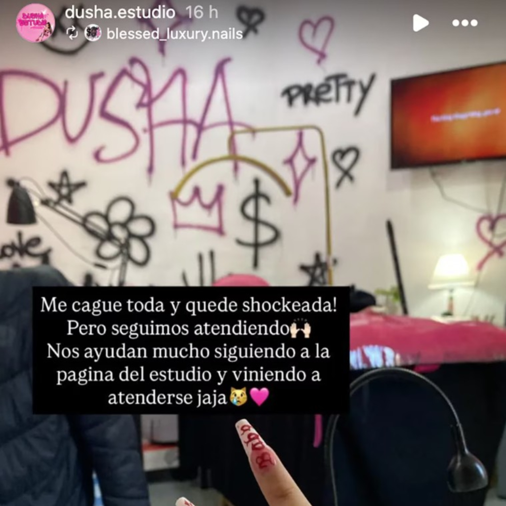 El momento en que las dos menores se meten de lleno con la moto en el local de Dusha Estudio, en Puan al 3000, en Caseros.