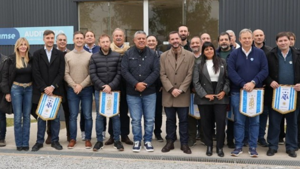 Claudio Tapia recibió a intendentes bonaerenses para implementar los Fan Fest con pantallas gigantes para ver el Mundial 2026 en plazas y polideportivos de cada distrito.