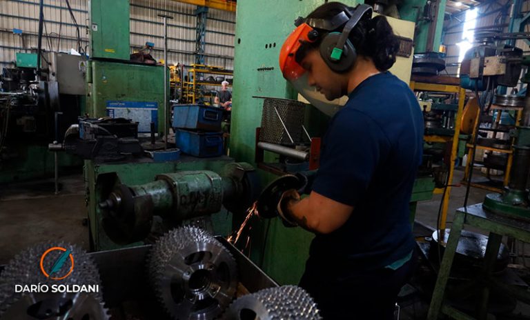La actividad industrial volvió a bajar en abril y se mostró en caída en 9 de los últimos 10 meses