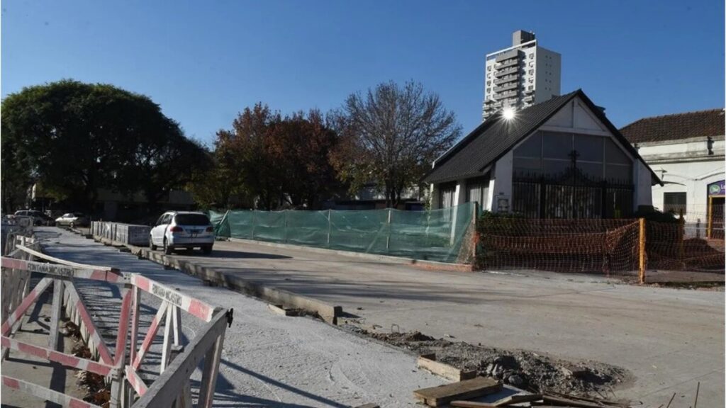 Las obras del nuevo centro de trasbordo de la estación Banfield del tren Roca incluye la renovación integral de veredas y calles.