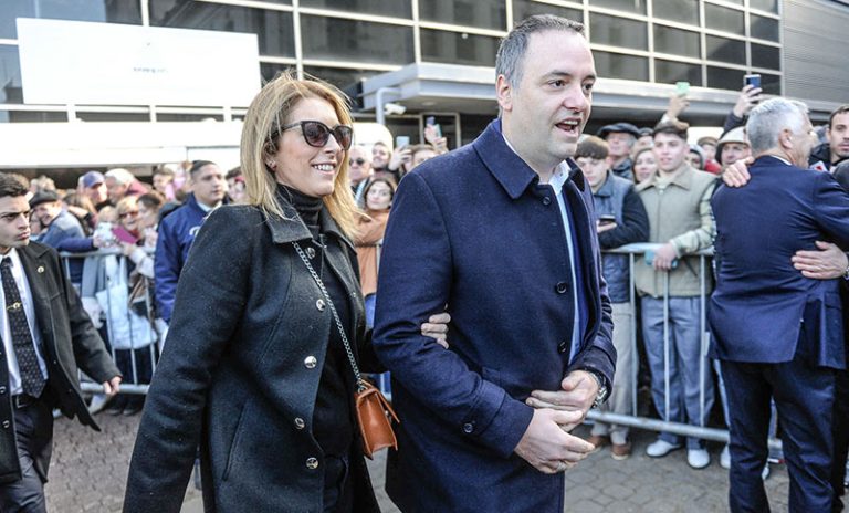 Vida de lujos: Adorni y Bettina Angeletti gastaron más de $85 millones en tarjeta de crédito durante 2025