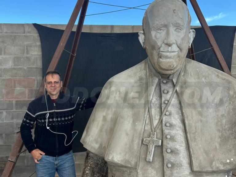 🔴 SÁENZ PEÑA | Un homenaje al Papa Francisco cobra vida en las manos de un escultor saenzpeñense