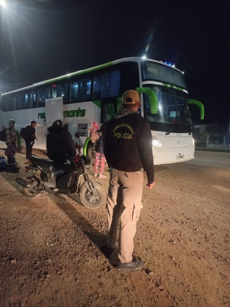 🔴 POLICIALES | Detuvieron a un joven que viajaba con cocaína desde Resistencia a San Martín