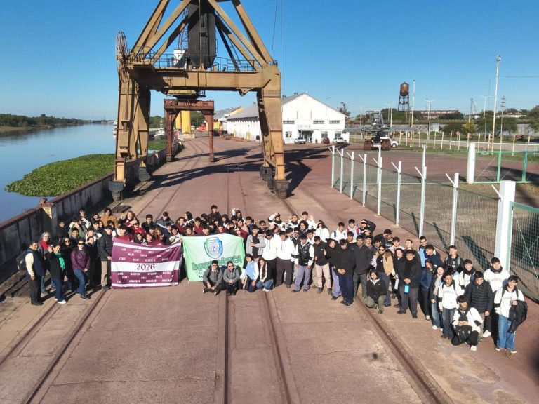 🔴 PROVINCIALES | Alumnos de Barranqueras conocieron la operatoria y el crecimiento del puerto