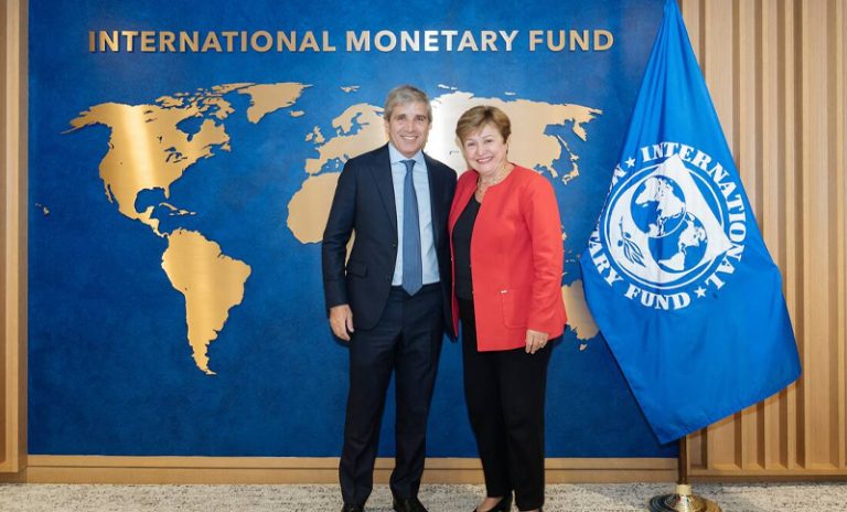 Caputo anunció la aprobación del acuerdo con el FMI y se destrabó el desembolso por US$1.000 milllones
