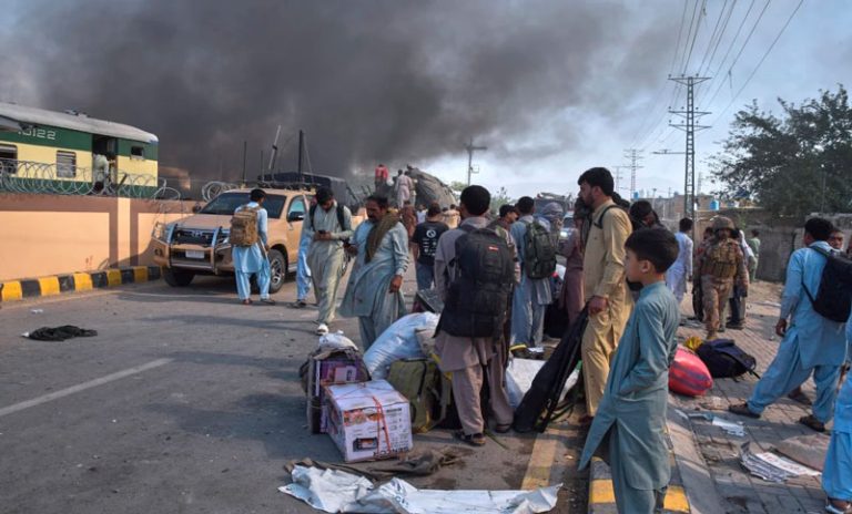 Pakistán: un atentado terrorista contra un tren militar dejó un saldo de 24 muertos