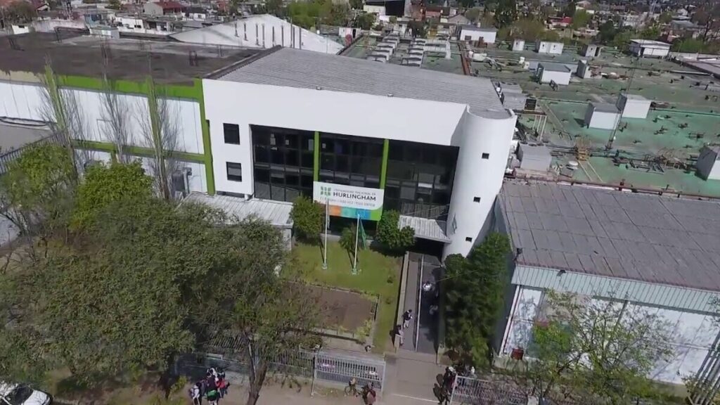 Universidad de Hurlingham, Universidad del Oeste, Crisis, recorte en el presupuesto