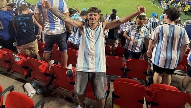 Es de San Martín, viajó a dedo y consiguió alojamiento gratis para seguir el Mundial: el sueño cumplido de Alejo Ciganotto