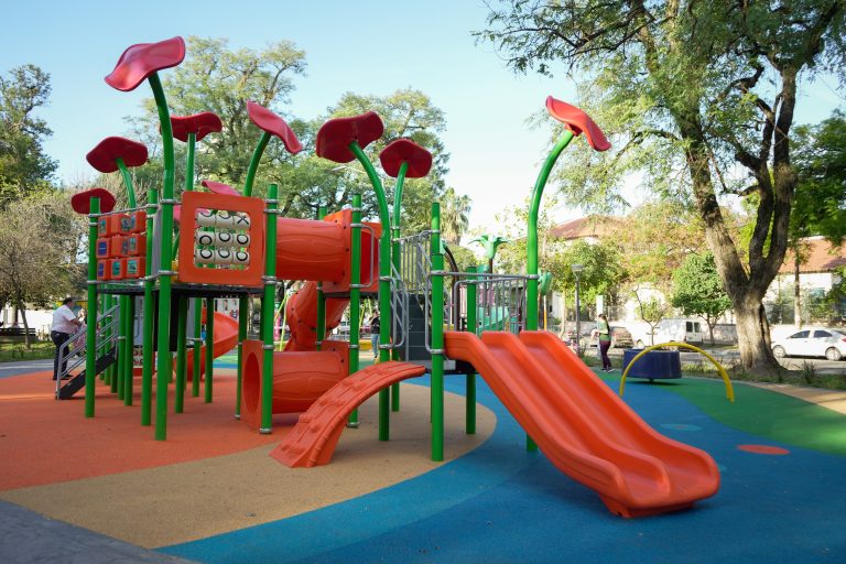 🔴 PROVINCIALES | Zdero y Nikisch inauguraron la renovada Plaza 9 de Julio en Resistencia