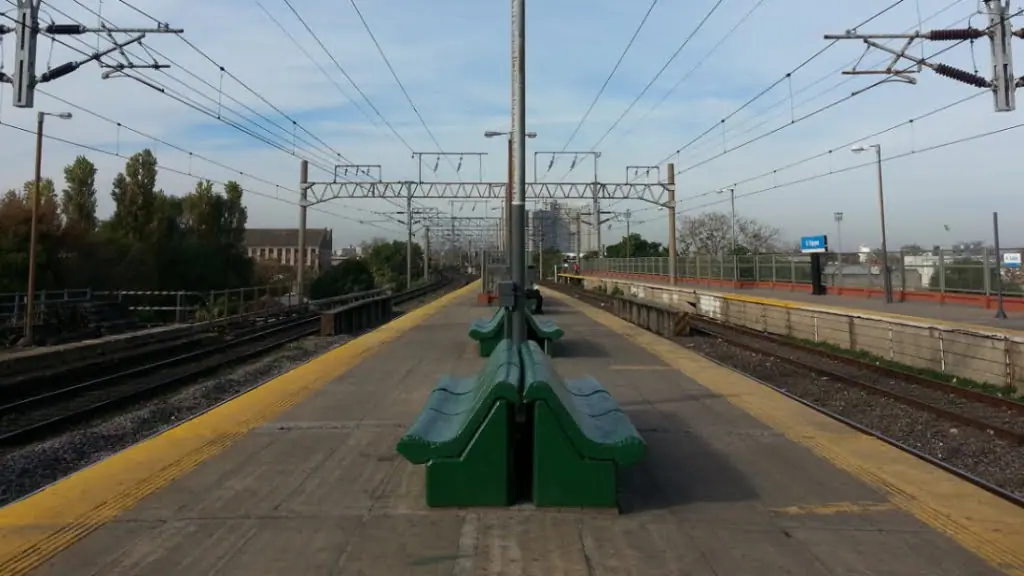 La estación Hipólito Yrigoyen del tren Roca, en Barracas, es la ultima antes de cruzar el Riachuelo para entrar a Capital Federal.