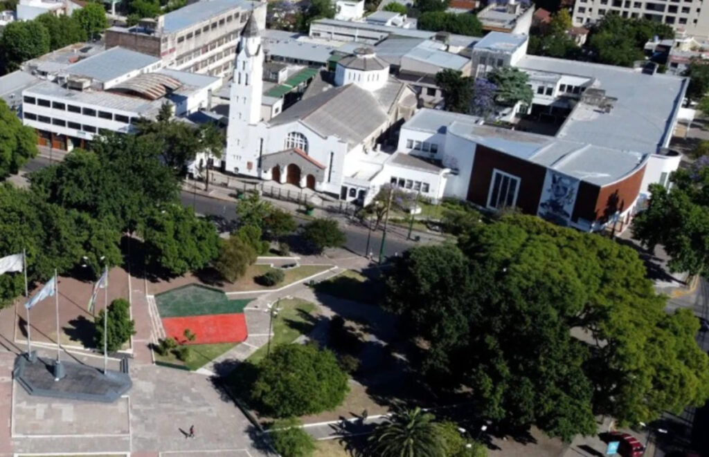 La Plaza 20 de Febrero de Ituzaingó y la Iglesia San Judas Tadeo, dos íconos del distrito. El lunes arrancan obras para cambiar por completo la zona.