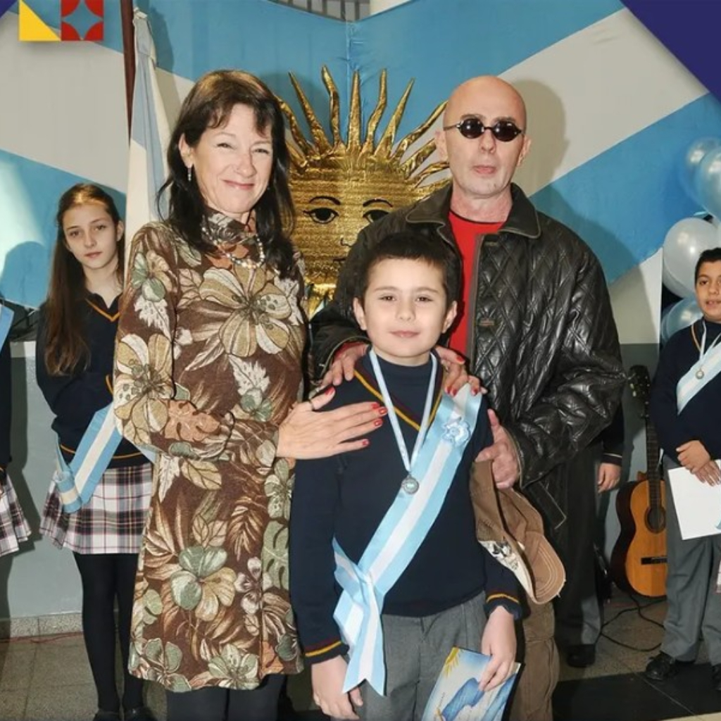 El funeral público del Indio Solari movilizó a un millon de personas y luego aparecieron imágenes inéditas del músico en su rol de padre en un colegio de Ituzaingó.