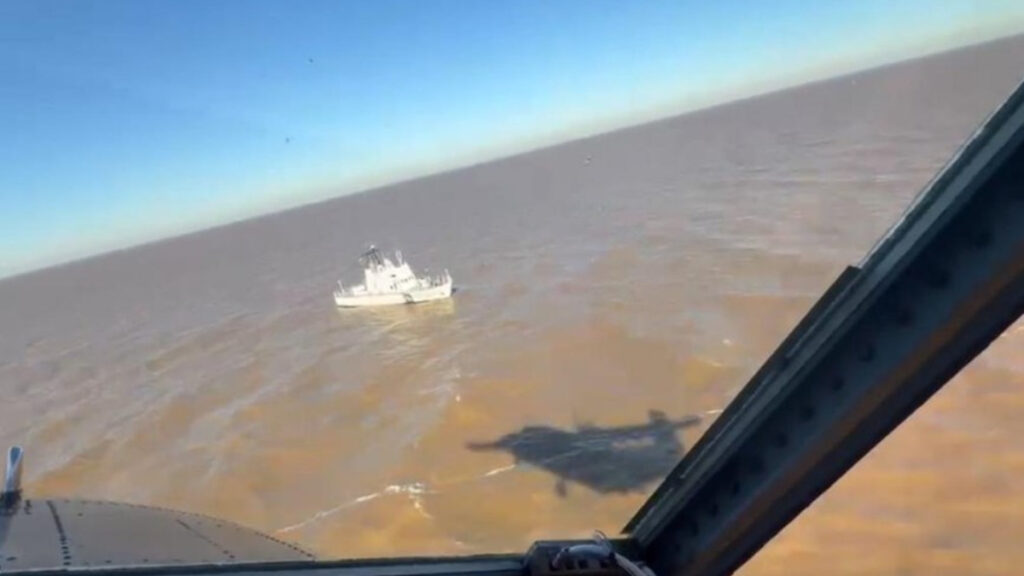 Prectura Naval Argentina desplegó un amplio opérativo en las costas de Hudson, en Berazategui, en la busqueda de de cinco pescadores que desaparecieron el domingo a la noche.