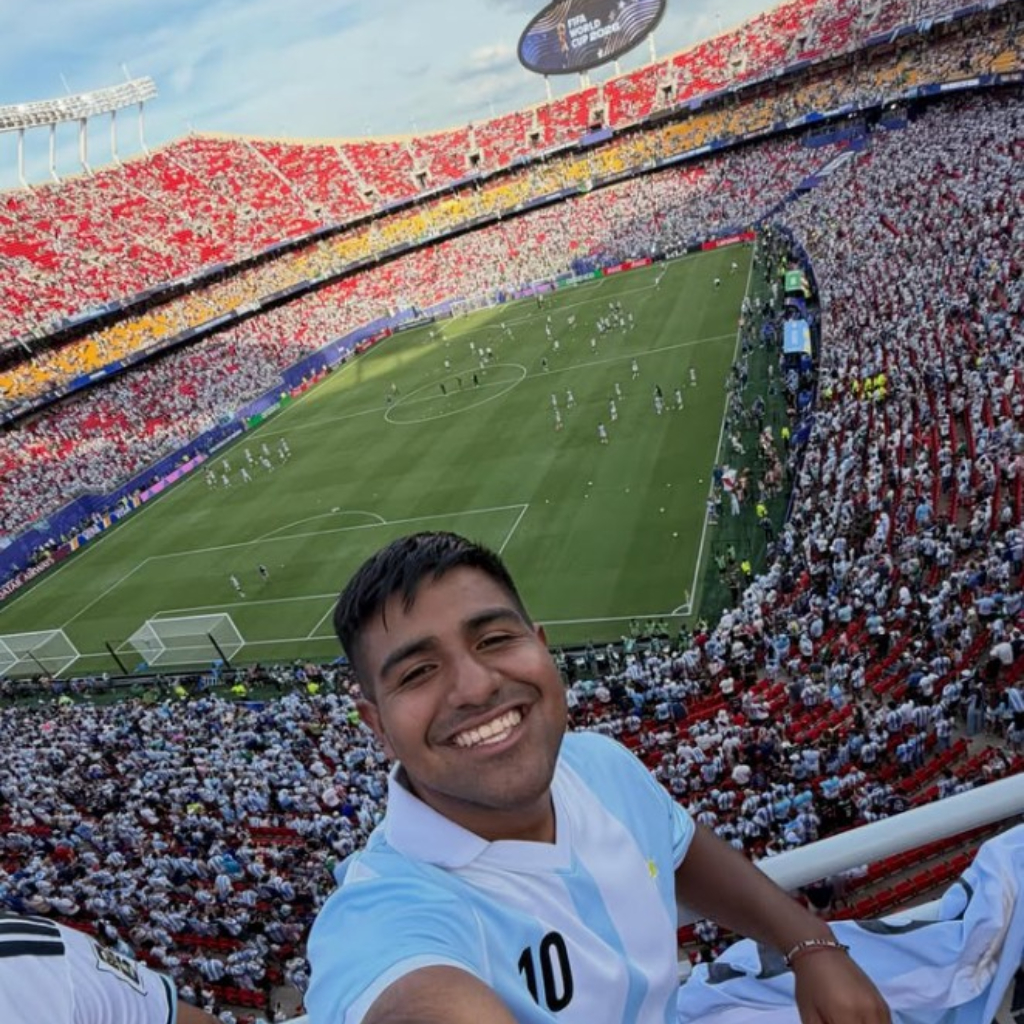 Bruno Coronel es de Burzaco y combinó sus estudios con distintos trabajos y emprendimientos para conseguir el dinero para poder viajar a cubrir el Mundial 2026.