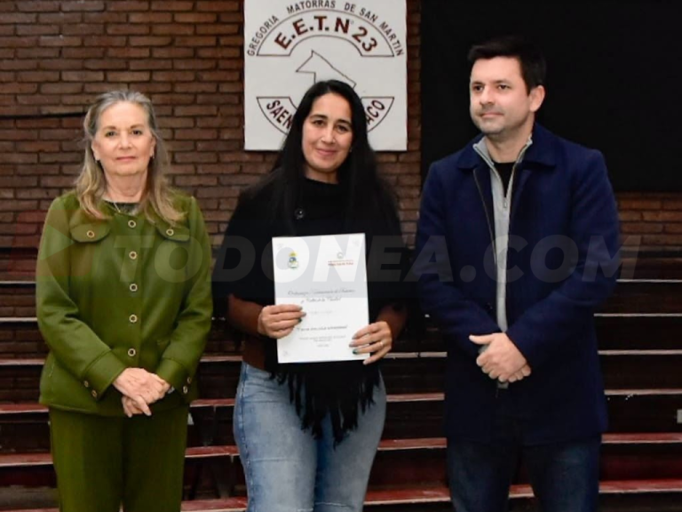 馃敶 LOCALES | S谩enz Pe帽a reconoci贸 el legado de Carmen Vidal con la imposici贸n de su nombre a una calle