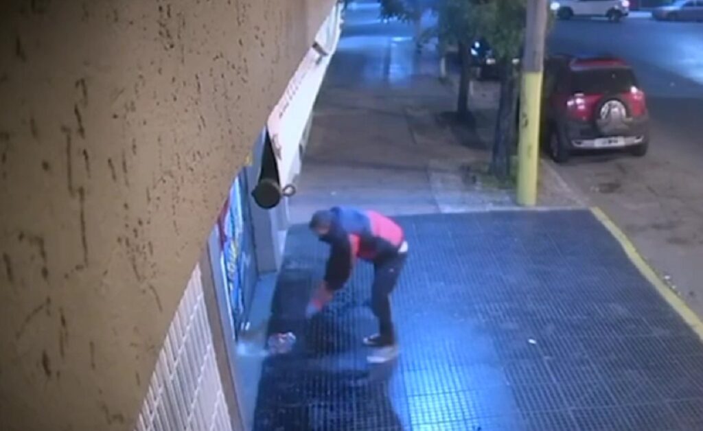 Tres de Febrero: detuvieron al pirómano que incendió un comercio porque no quisieron vendérselo