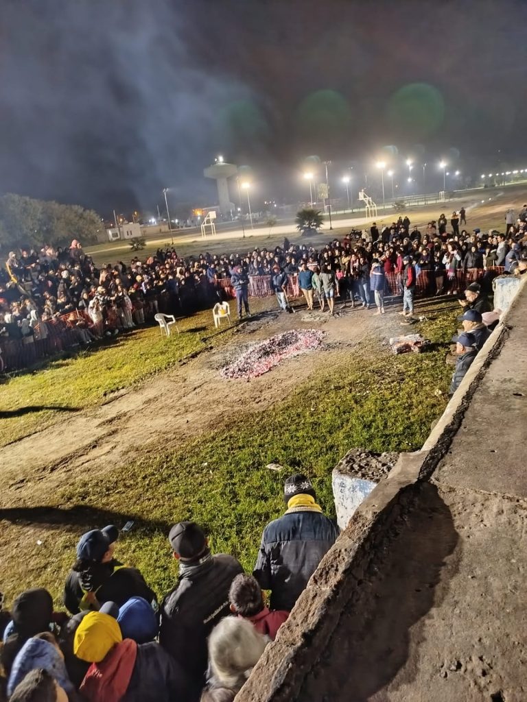 馃敶 POLICIALES | Con total normalidad finaliz贸 el tradicional cruce de brasas por el D铆a de San Juan en Presidencia de la Plaza