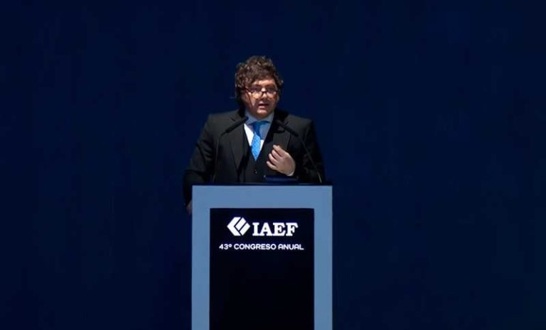 Milei insistió con su “revolución de los seguros” para privatizar salud y jubilaciones