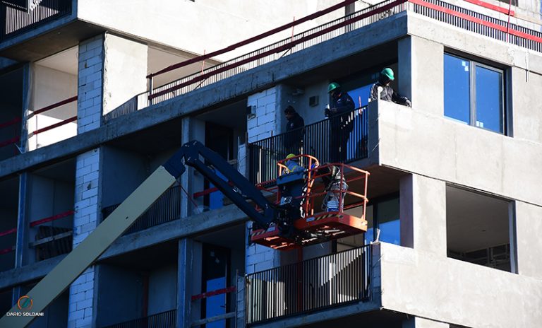 La economía productiva no repunta: industria y construcción registraron nuevas bajas