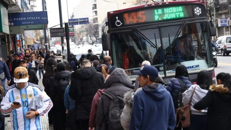 Aumentan los boletos de colectivos, subte y trenes en el AMBA: cuánto costará viajar desde este sábado