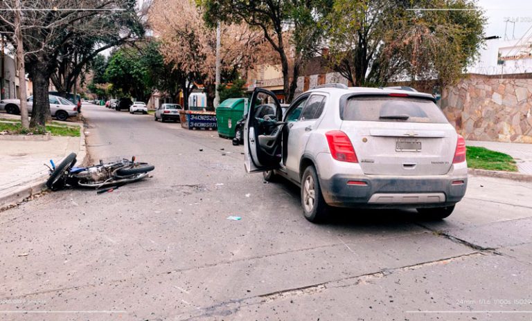 Dos jóvenes resultaron heridos tras un choque entre un auto y una moto en zona oeste
