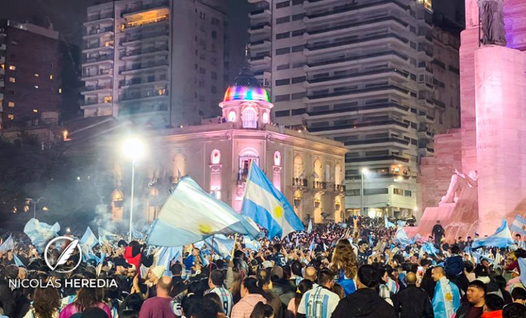 ¡Una locura albiceleste!»: los festejos de los rosarinos en el Monumento tras el triunfazo de Argentina