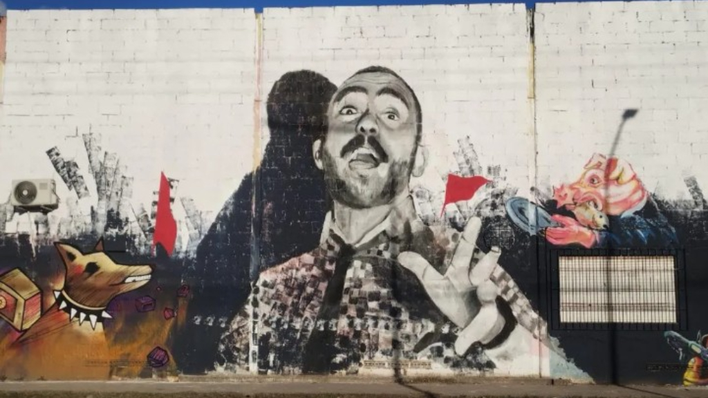 La imponente intervención en homenaje al Indio Solari en Almirante Brown se ubica en la intersección de 25 de Mayo y Quiroga, frente al Polideportivo de Ministro Rivadavia.