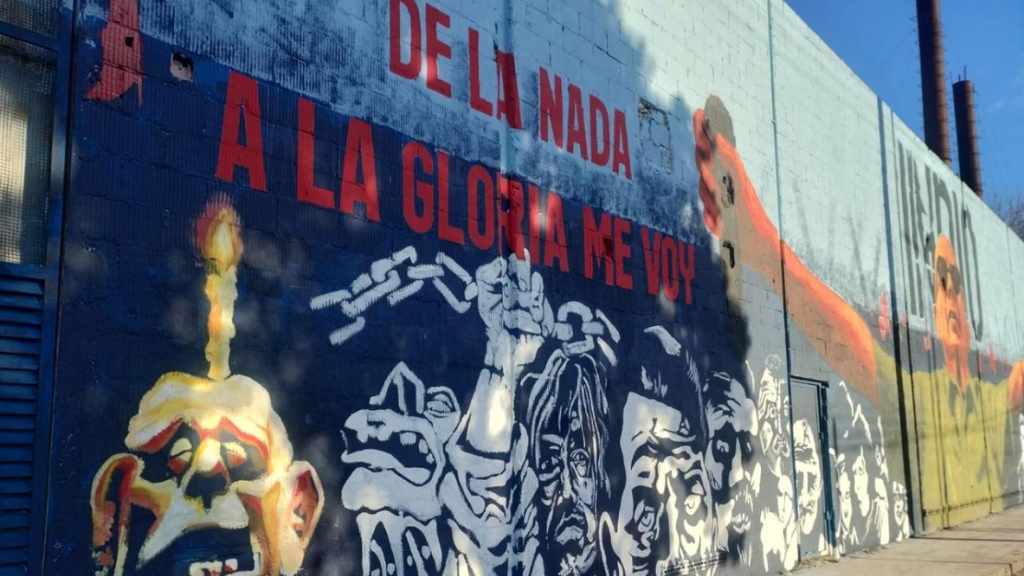 La imponente intervención en homenaje al Indio Solari en Almirante Brown se ubica en la intersección de 25 de Mayo y Quiroga, frente al Polideportivo de Ministro Rivadavia.