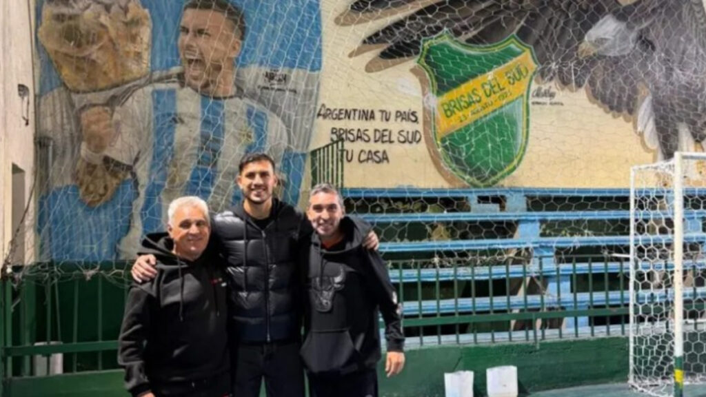 Leandro Paredes y a su derecha, Rosario "El Tano" Nania, el DT de Brisas del Sud de Mataderos que descubrió la gema cuando era un pibito.