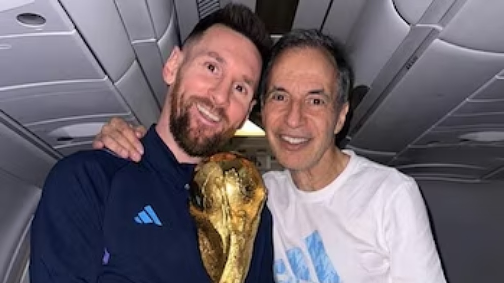 Marito Di Stéfano, junto a Lionel Messi y la copa del mundo ganada en Qatar 2022. Foto: AFA