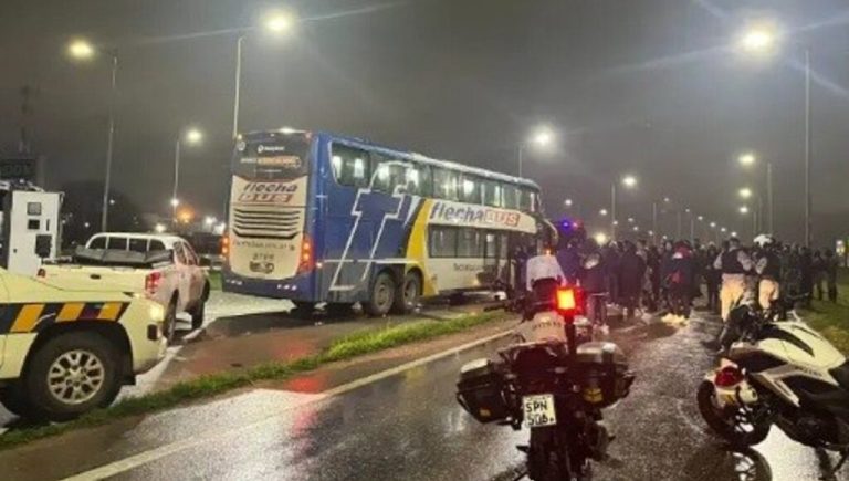 El estremecedor relato de un hincha de Tigre que fue atacado a balazos en Uruguay: «El micro tenía agujeros en todos lados»