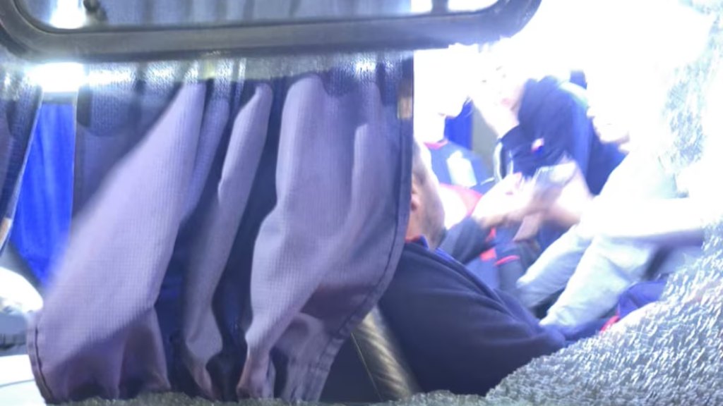 Un micro de hinchas de Tigre fue baleado tras el triunfo por 3-0 ante Nacional en Montevideo.