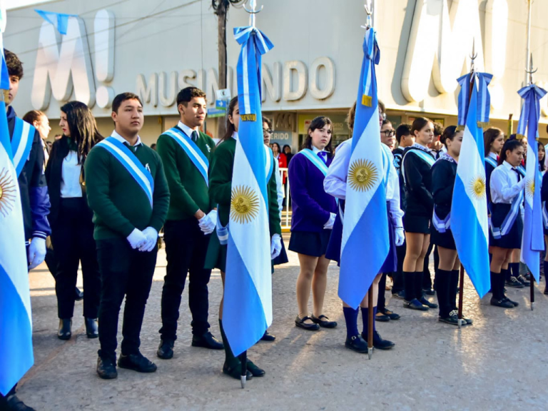 馃敶 LOCALES | S谩enz Pe帽a conmemor贸 el 210掳 Aniversario de la Independencia con un emotivo acto y desfile