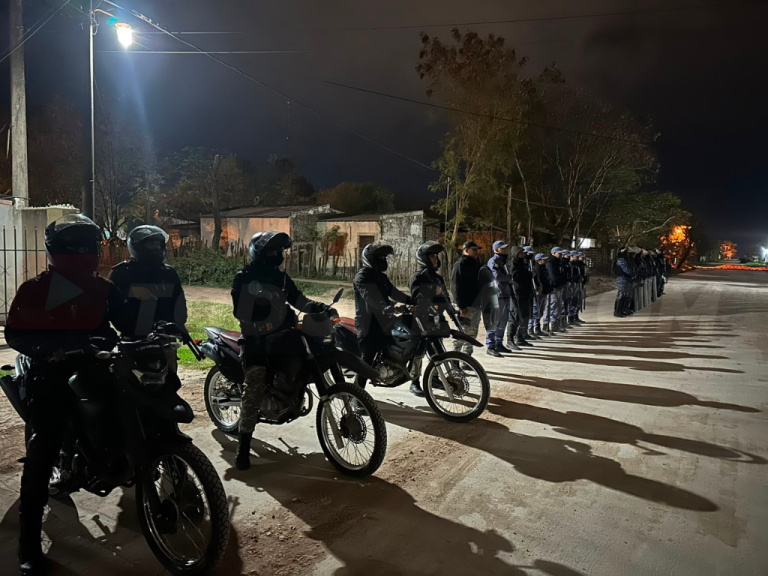 馃敶 S脕ENZ PE脩A | Incidentes en la madrugada: un polic铆a herido y un patrullero con da帽os
