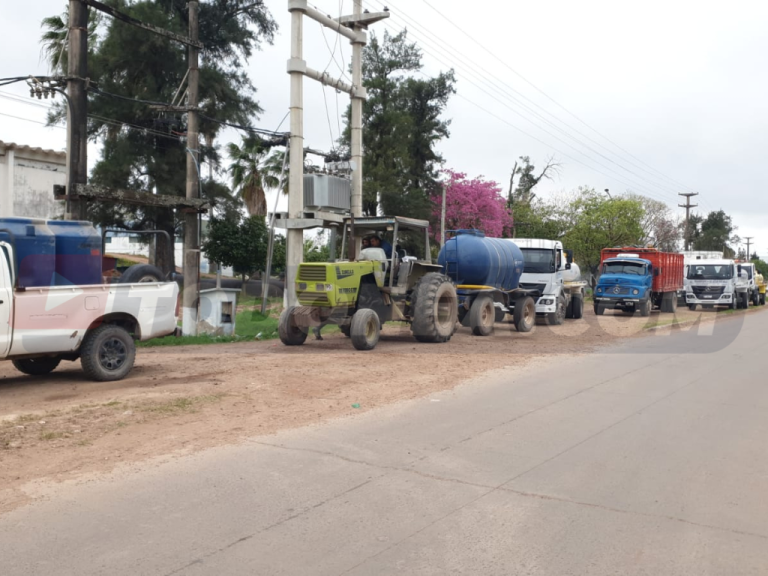 馃敶 S脕ENZ PE脩A | Camiones, tractores y cisternas hacen fila en SAMEEP para cargar agua
