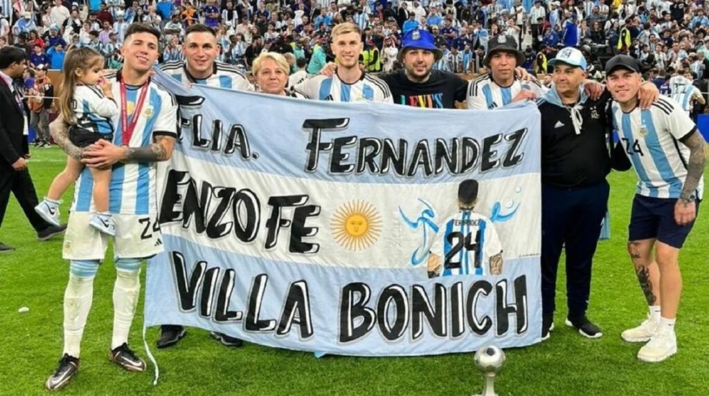 Le robaron una bandera a Enzo Fernández durante el homenaje en San Martín y su familia inició una campaña en redes para recuperarla