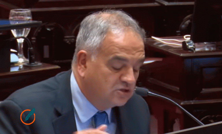 Senador impulsa proyectos para evitar que personas políticamente expuestas accedan al blanqueo