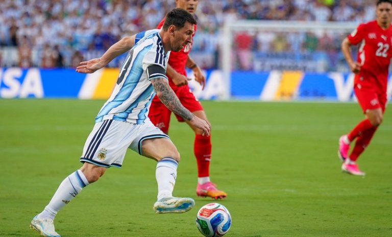 Argentina no supo defender la ventaja, empata con Suiza 1 a 1 y hay alargue