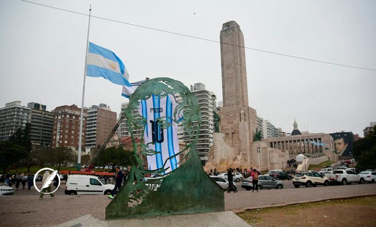 A un día de la final, Rosario y su homenaje a la Selección: camiseta gigante y torta enorme con la bandera