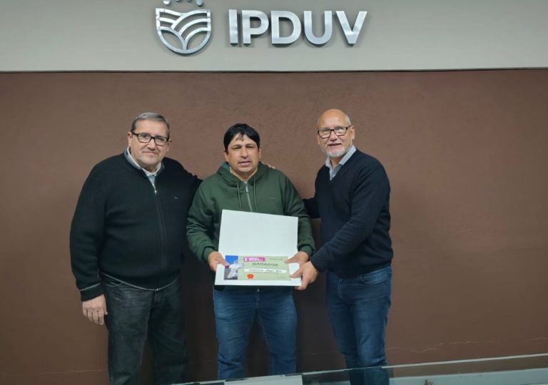 🔴 PROVINCIALES | El IPDUV entregó el certificado de cancelación de deuda al ganador del quinto sorteo estímulo