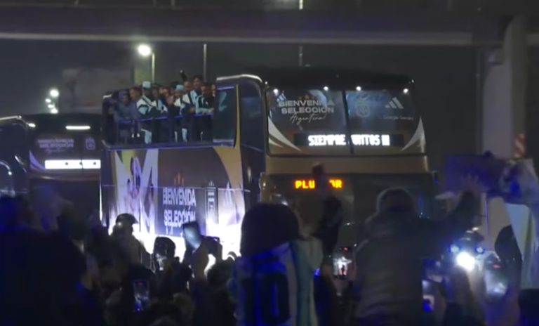 La Selección argentina llegó al país y fue recibida con alfombra roja