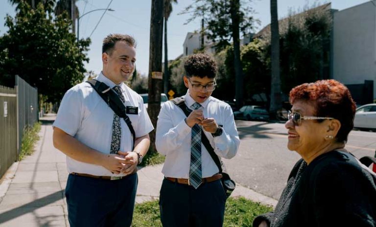 Misioneros digitales: la Iglesia Mormona reemplaza el puerta a puerta por influencers y TikTok